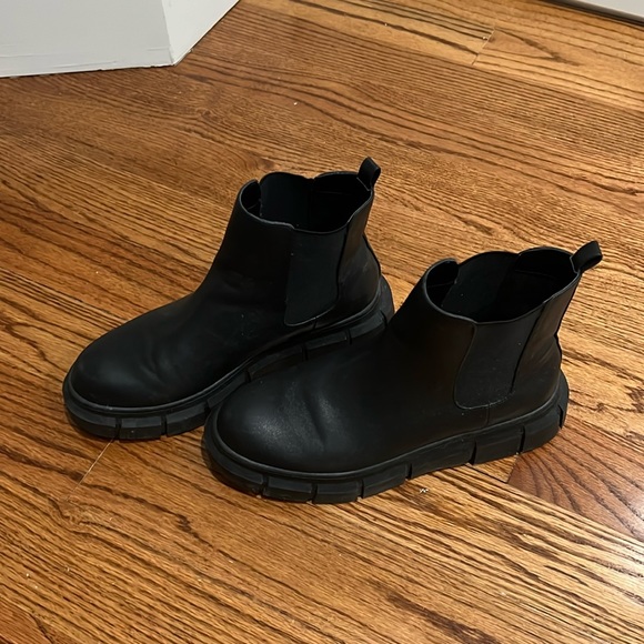 BP Niya Lug Sole Chelsea Boot - Picture 2 of 4